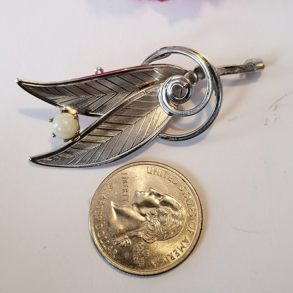 Relisted -Vintage leaf brooch silver tone pearl - Picture 6 of 10